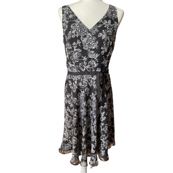 LOFT Dresses & Skirts - LOFT Black, And White Floral Print Sleeveless Dress 8